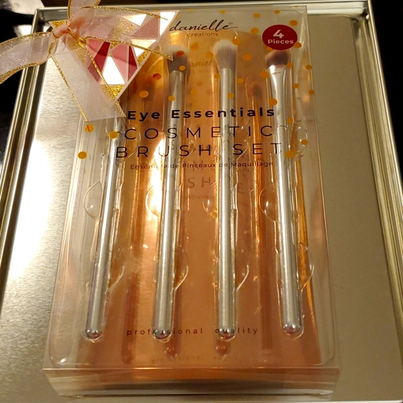 🆕️EYE ESSENTIALS COSMETIC BRUSH SET 🆕️ ♥️ - Picture 1 of 5